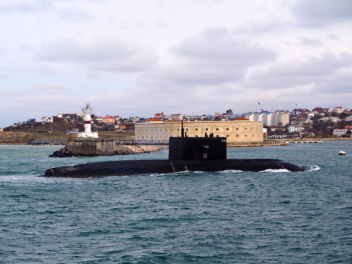 Подводная лодка "Краснодар" на фоне Константиновской батареи, Севастополь