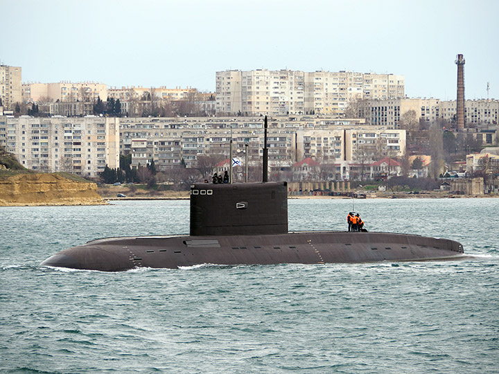 Подводная лодка "Краснодар" в Севастопольской бухте