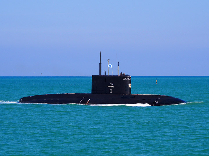 Подводная лодка Б-268 "Великий Новгород" прибывает в Севастополь