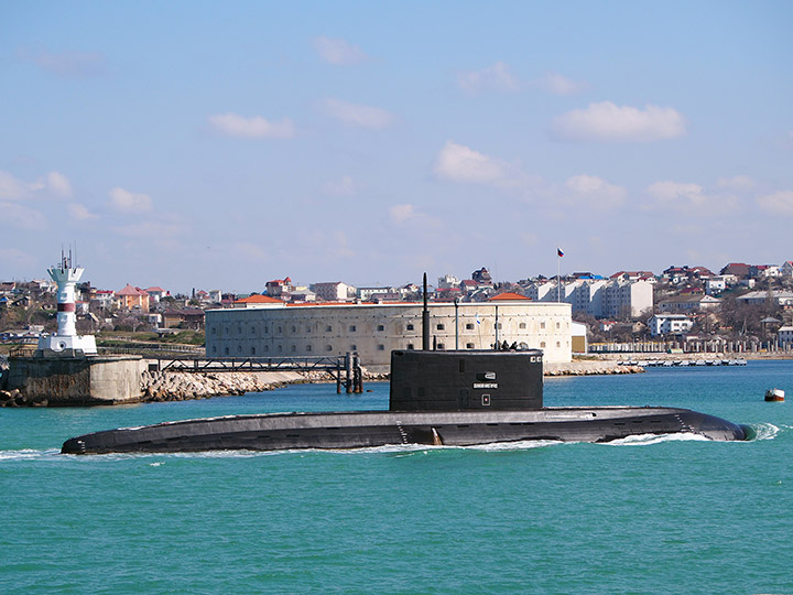 Подводная лодка "Великий Новгород" заходит в Севастопольскую бухту