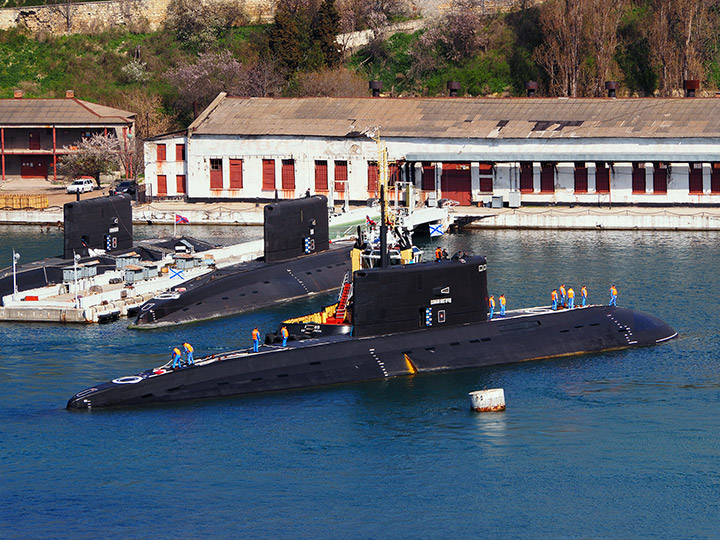 Подводная лодка "Великий Новгород" в Южной бухте Севастополя