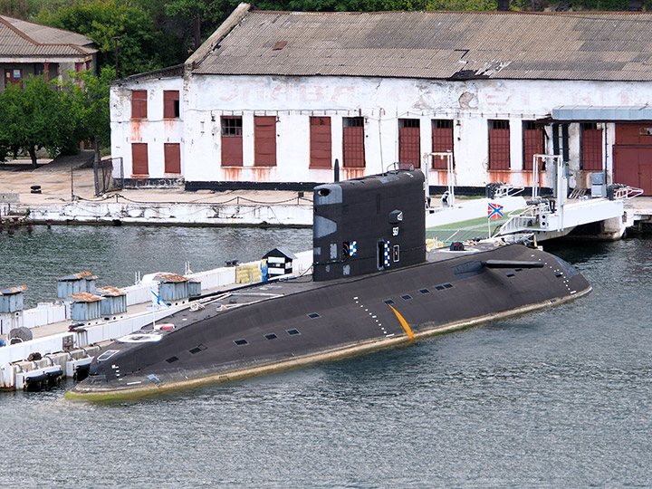 Подводная лодка "Великий Новгород" у причала