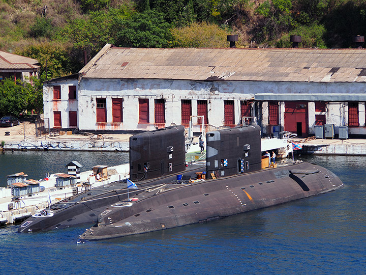 Подводные лодки "Новороссийск" и "Великий Новгород" у причала в Севастополе