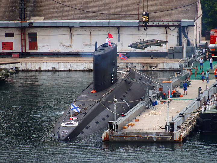 Подводная лодка "Великий Новгород" у причала в Южной бухте Севастополя