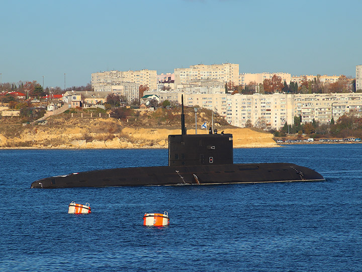 Подводная лодка "Великий Новгород" Черноморского флота в Севастопольской бухте