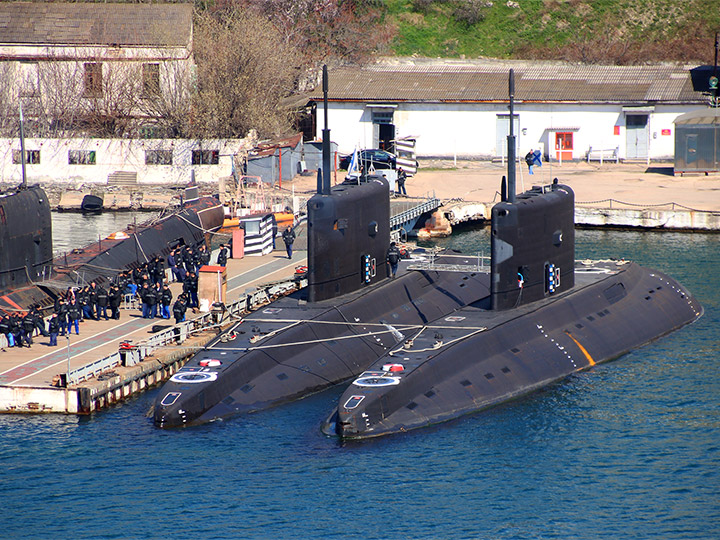 Подводные лодки "Великий Новгород" (слева) и "Старый Оскол" (справа)