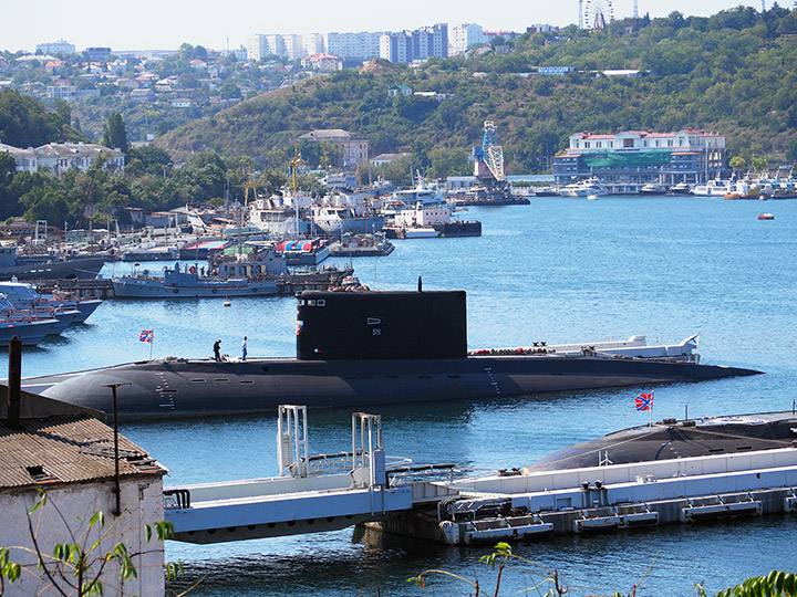 Подводная лодка Б-271 "Колпино" Черноморского флота в Севастополе