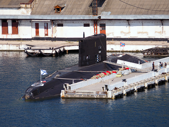 Подводная лодка Б-271 "Колпино" у причала в Южной бухте Севастополя