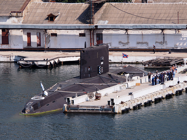Подводная лодка Б-271 "Колпино" и её экипаж на причале