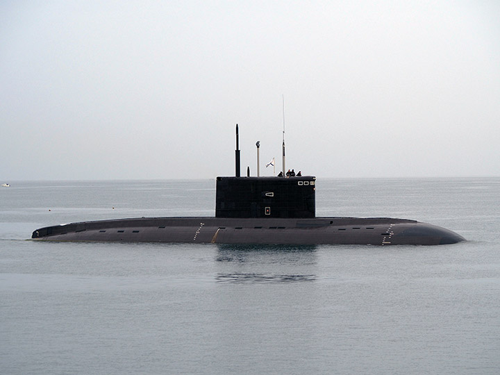 Подводная лодка "Колпино" возвращается с выхода в море