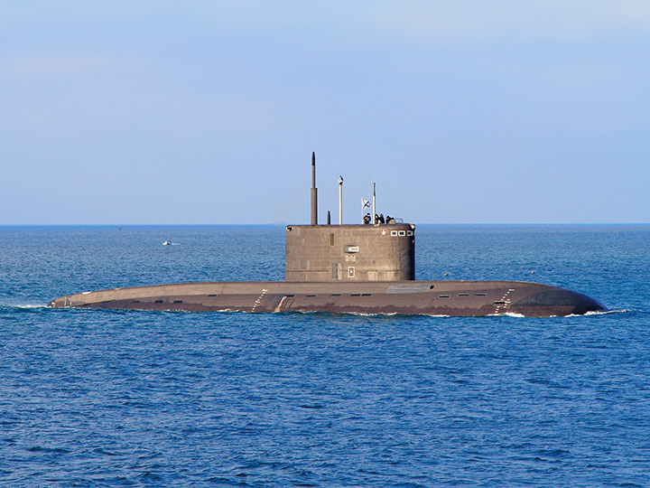 Подводная лодка "Колпино" возвращается с моря