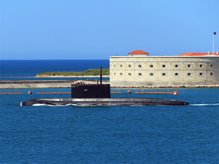Подводная лодка "Колпино" ЧФ РФ проходит Константиновскую батарею в Севастополе