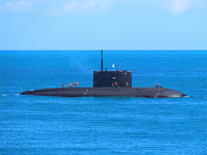 Подводная лодка "Колпино" Черноморского флота России в море