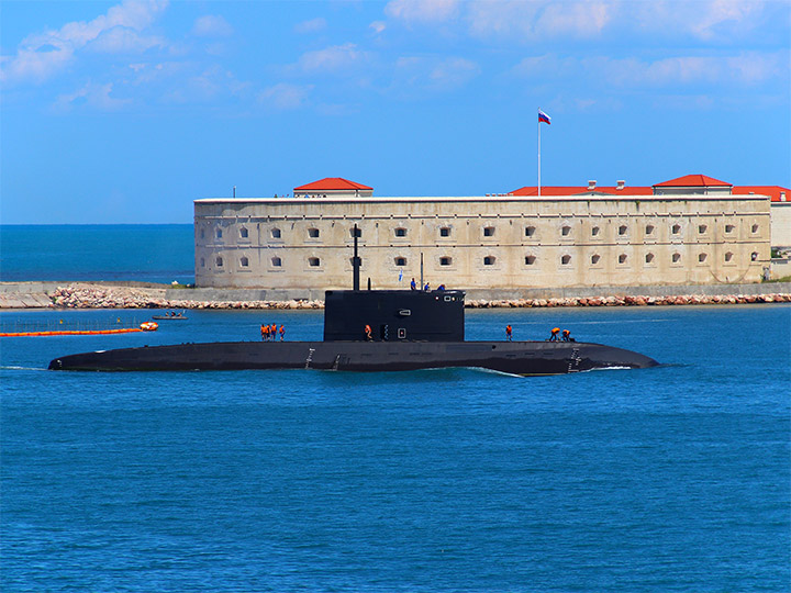 Подводная лодка "Колпино" ЧФ РФ на фоне Константиновской батареи в Севастополе