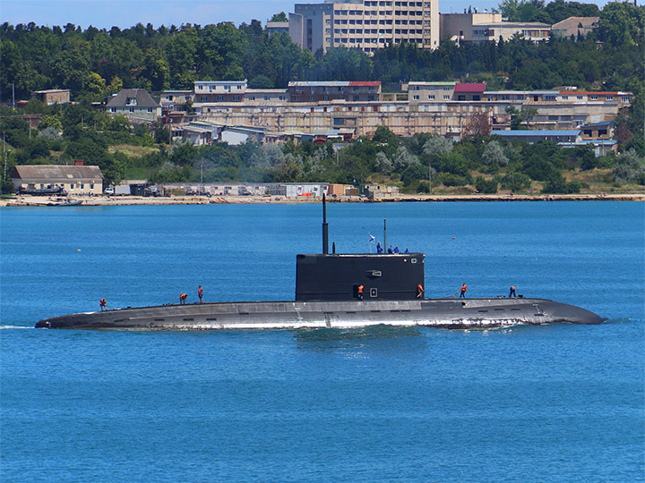 Подводная лодка "Колпино" ЧФ РФ в Севастопольской бухте