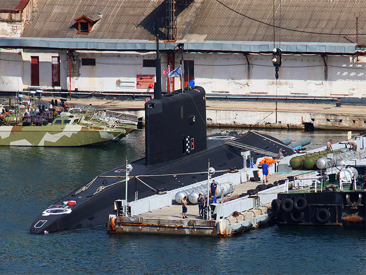 Подводная лодка "Колпино" Черноморского флота у причала