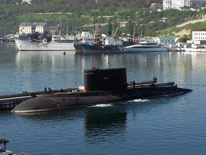 Подводная лодка "Алроса" Черноморского флота у причала