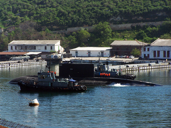 Подводная лодка "Алроса" Черноморского флота у причала