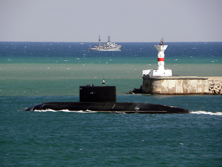Подводная лодка "Алроса" Черноморского флота выходит в море