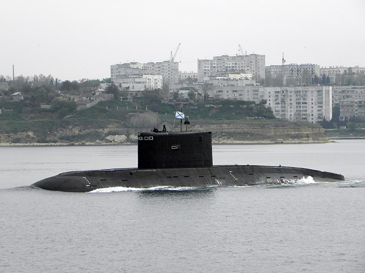 Подводная лодка "Алроса" на ходу в Севастопольской бухте