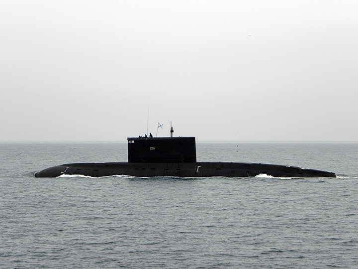 Подводная лодка "Алроса" уходит из Севастополя в дальний поход