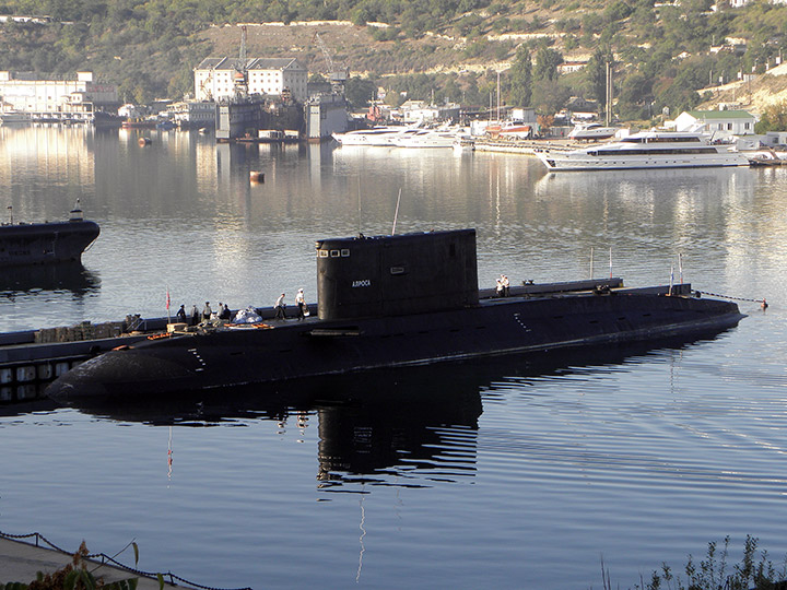 Подводная лодка "Алроса" у плавпричала в Севастополе