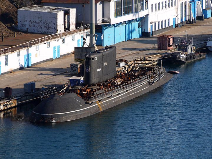 Подводная лодка "Алроса" на судоремонтном заводе