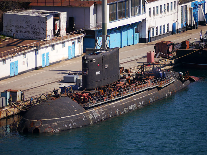 Подводная лодка "Алроса" на 13-м судоремонтном заводе, Севастополь