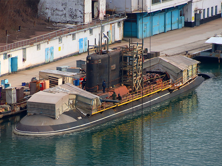 Подводная лодка "Алроса" у причала судоремонтного завода в Севастополе