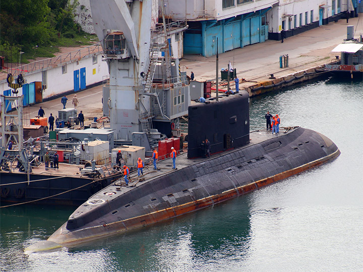 Подводная лодка "Алроса" - швартовая команда на палубе подлодки