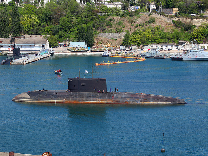 Подводная лодка "Алроса" ЧФ РФ в Южной бухте Севастополя