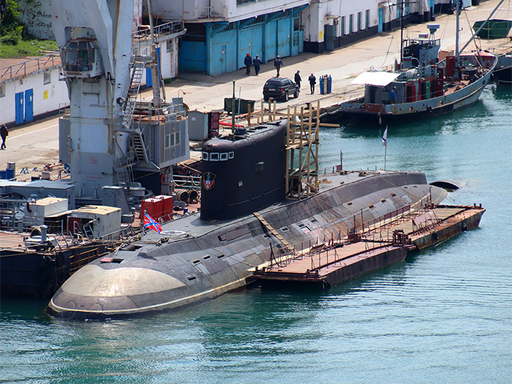 Подводная лодка "Алроса" ЧФ РФ в Килен-бухте Севастополя