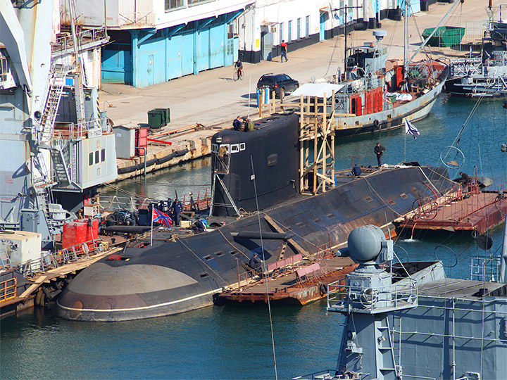 Подводная лодка "Алроса" ЧФ РФ в Килен-бухте Севастополя