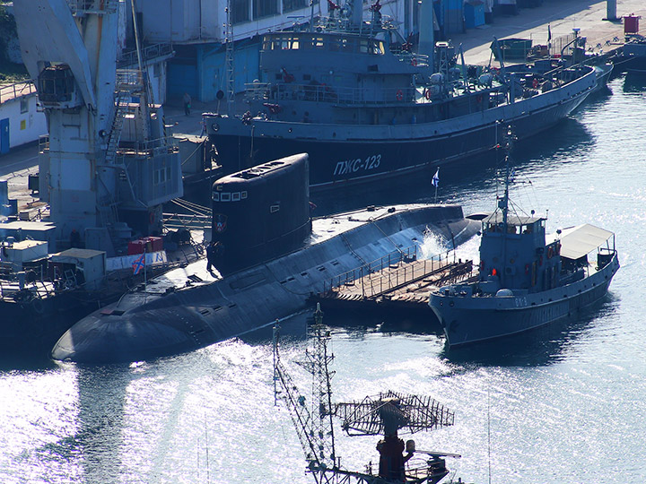 Подводная лодка "Алроса" Черноморского флота в Килен-бухте Севастополя