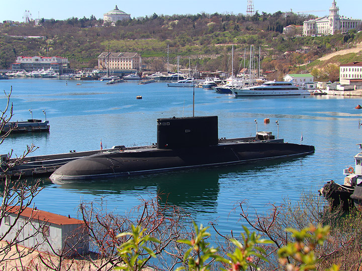 Подводная лодка "Алроса" Черноморского флота у причала в Севастополе