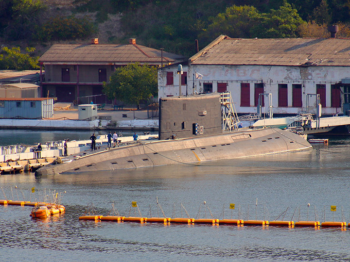 Подводная лодка "Алроса" Черноморского флота России у причала в Севастополе