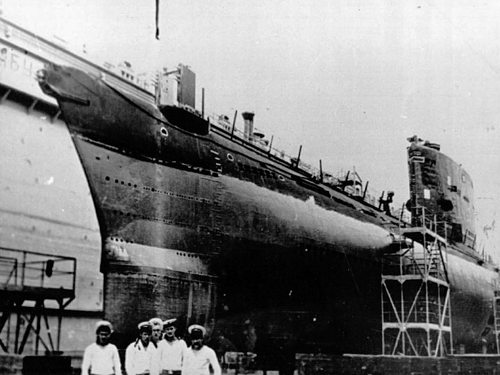 Опытовая подводная лодка "БС-78" в плавучем доке