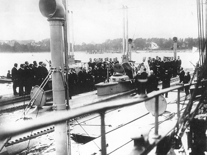 Молебен на подводной лодке "Камбала" 08 сентября 1907 года при вступлении лодки в строй