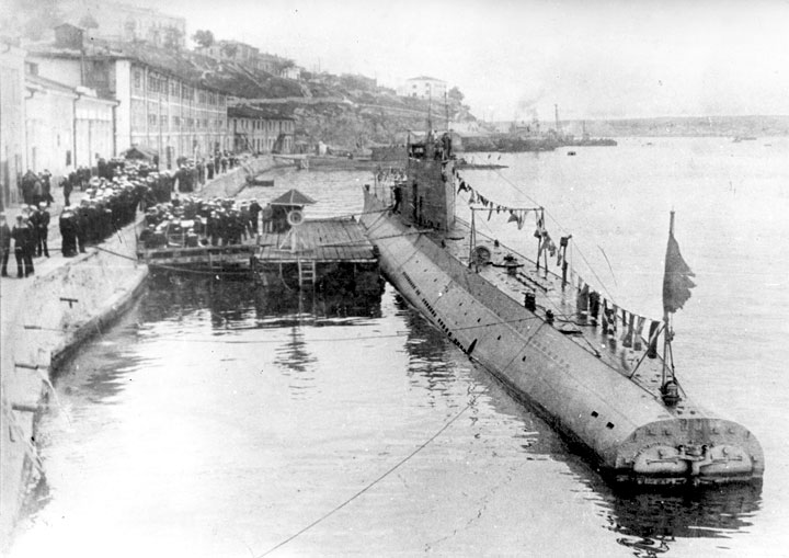 Подводная лодка "Л-4" и её экипаж