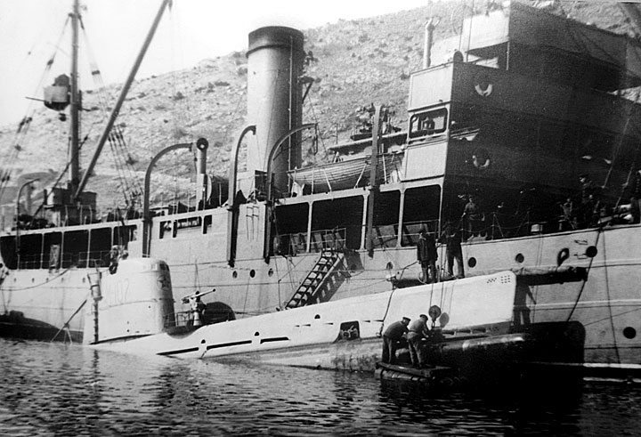 Подводная лодка "М-107" Черноморского флота - погрузка торпед с плавбазы