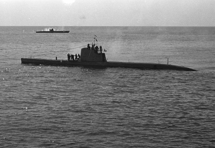 Подводная лодка М-120 Черноморского флота на учениях артиллерийским огнём топит трофейную германскую лодку U18