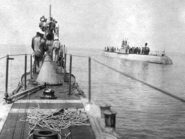 Подводная лодка "Морж" и минный заградитель "Краб" Черноморского флота в море