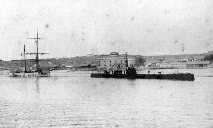 Подводная лодка "Морж" буксирует захваченный турецкий бриг "Белгузар", 25 июля 1916 г.