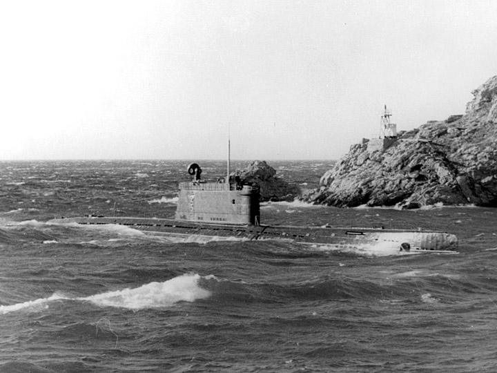 Подводная лодка "С-149" заходит в Балаклавскую бухту