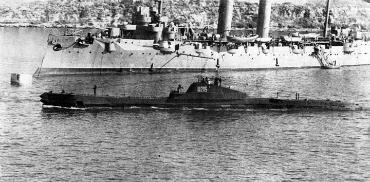 Подводная лодка "Щ-209" Черноморского Флота на фоне крейсера "Коминтерн"