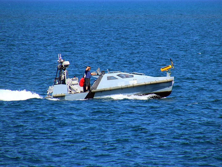 Дистанционно управляемый противоминный безэкипажный катер (БЭК) Inspector Mk2 морского тральщика "Иван Антонов"