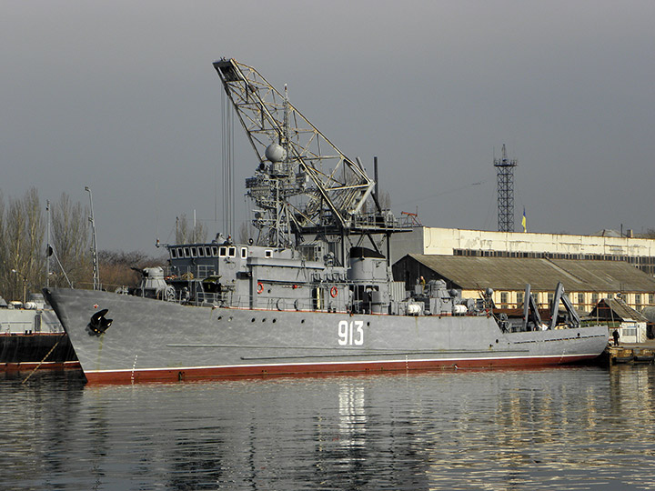 Морской тральщик "Ковровец" на судоремонтном заводе