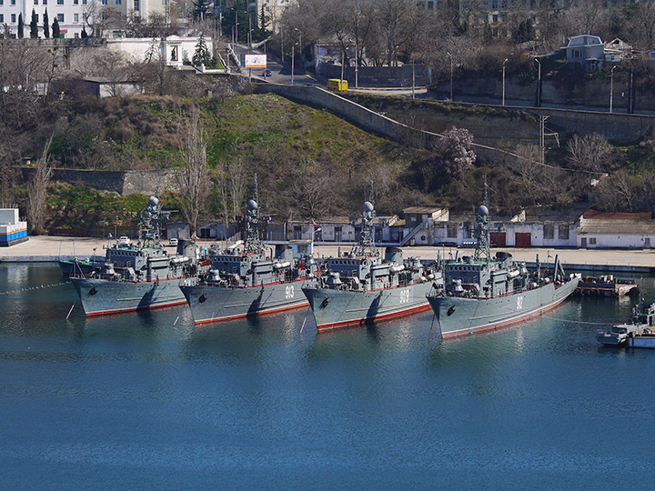 Морской тральщик "Ковровец" (второй слева) у причала с другими тральщиками Черноморского флота