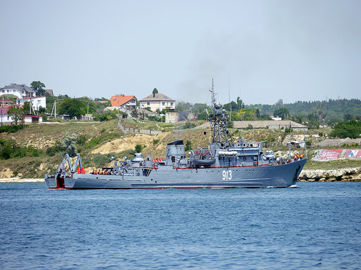Морской тральщик "Ковровец" на ходу в Севастопольской бухте