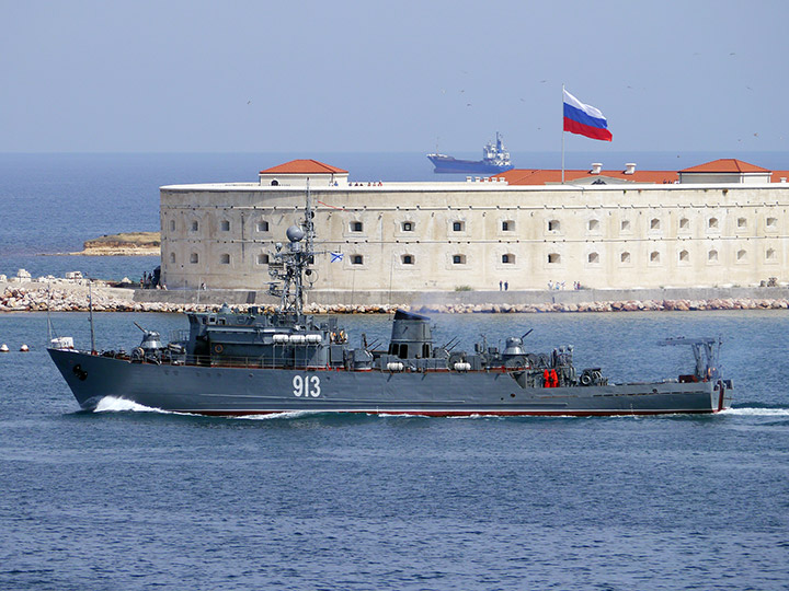 Морской тральщик "Ковровец" на фоне Константиновской батареи, Севастополь